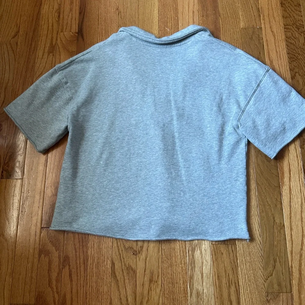 Women’s Gray V-Neck Crop Top Short Sleeve  Sweatshirt Size Small - Picture 2 of 6